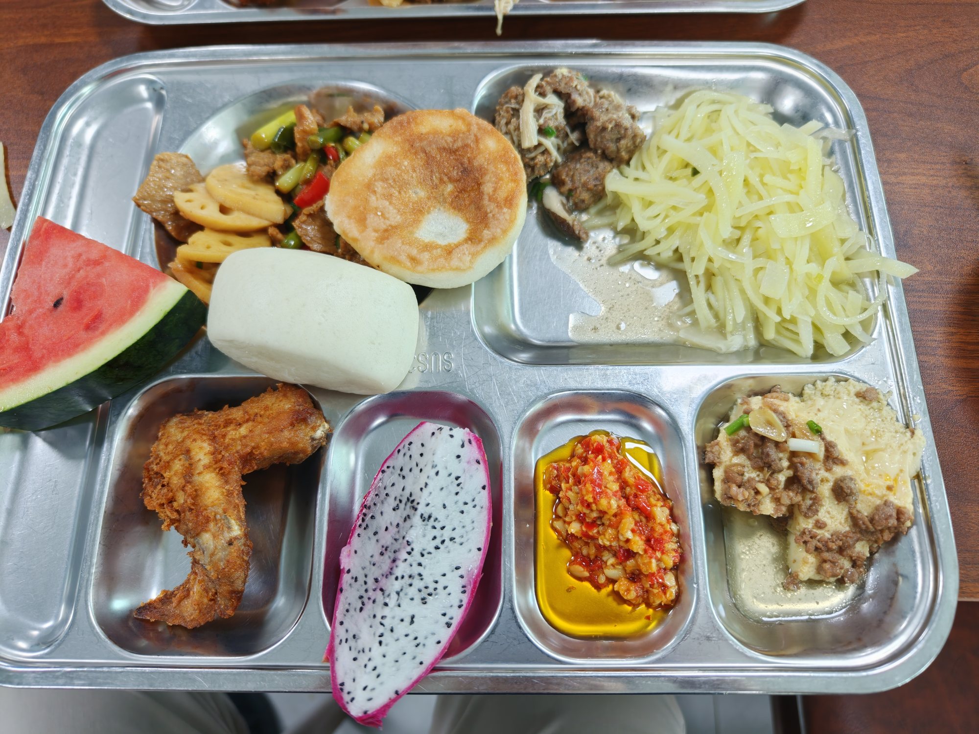 包含水果与多种菜品的午餐盘
