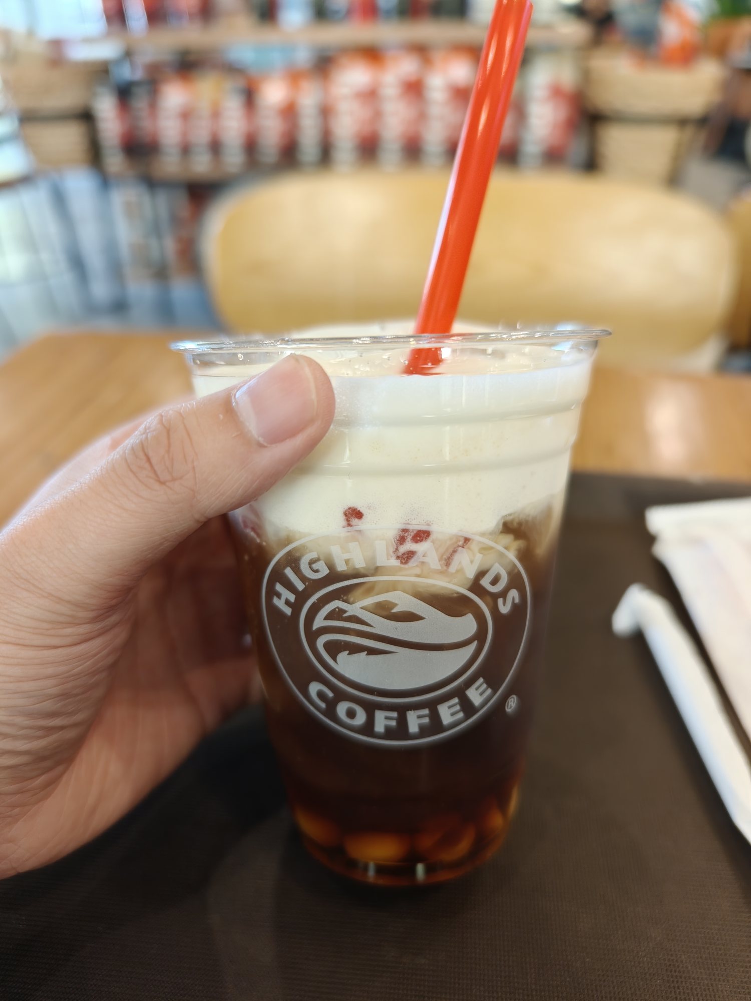 手中举起一杯越南咖啡