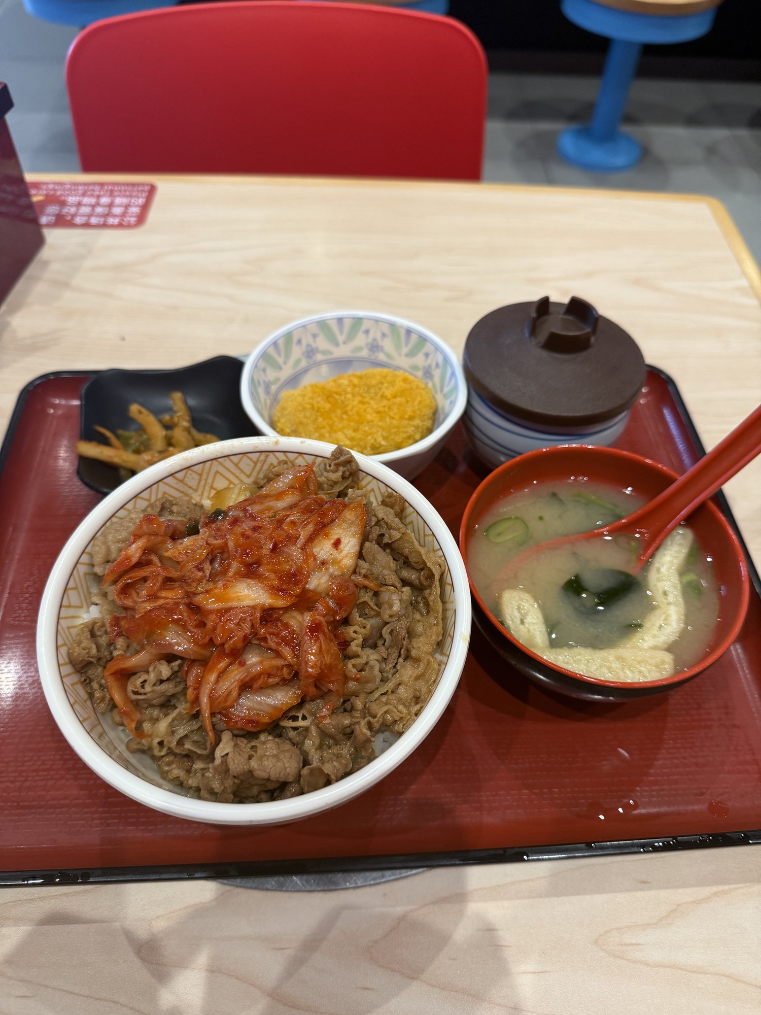 机场里的一份牛丼