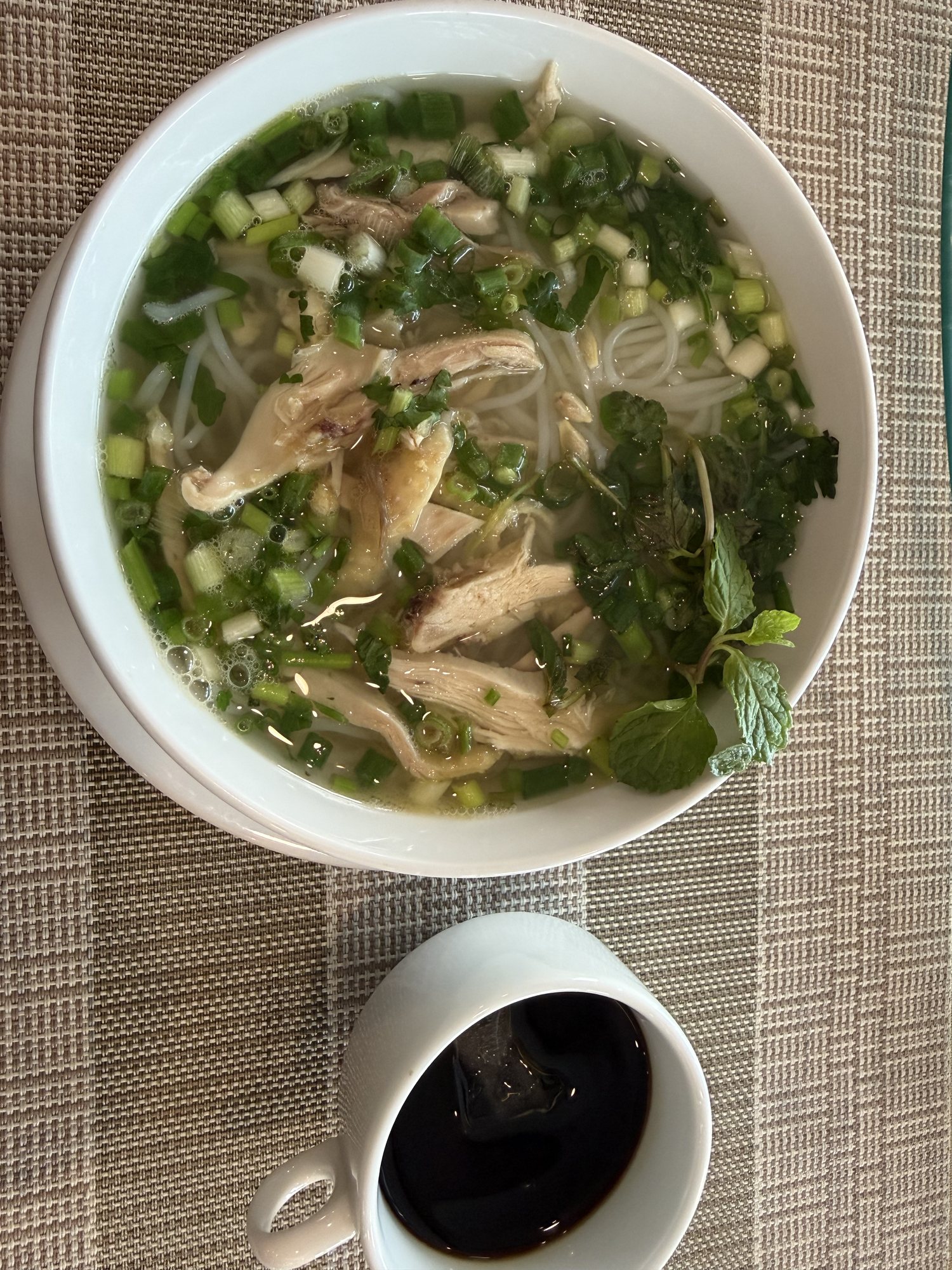 鸡肉河粉与冰咖啡早餐
