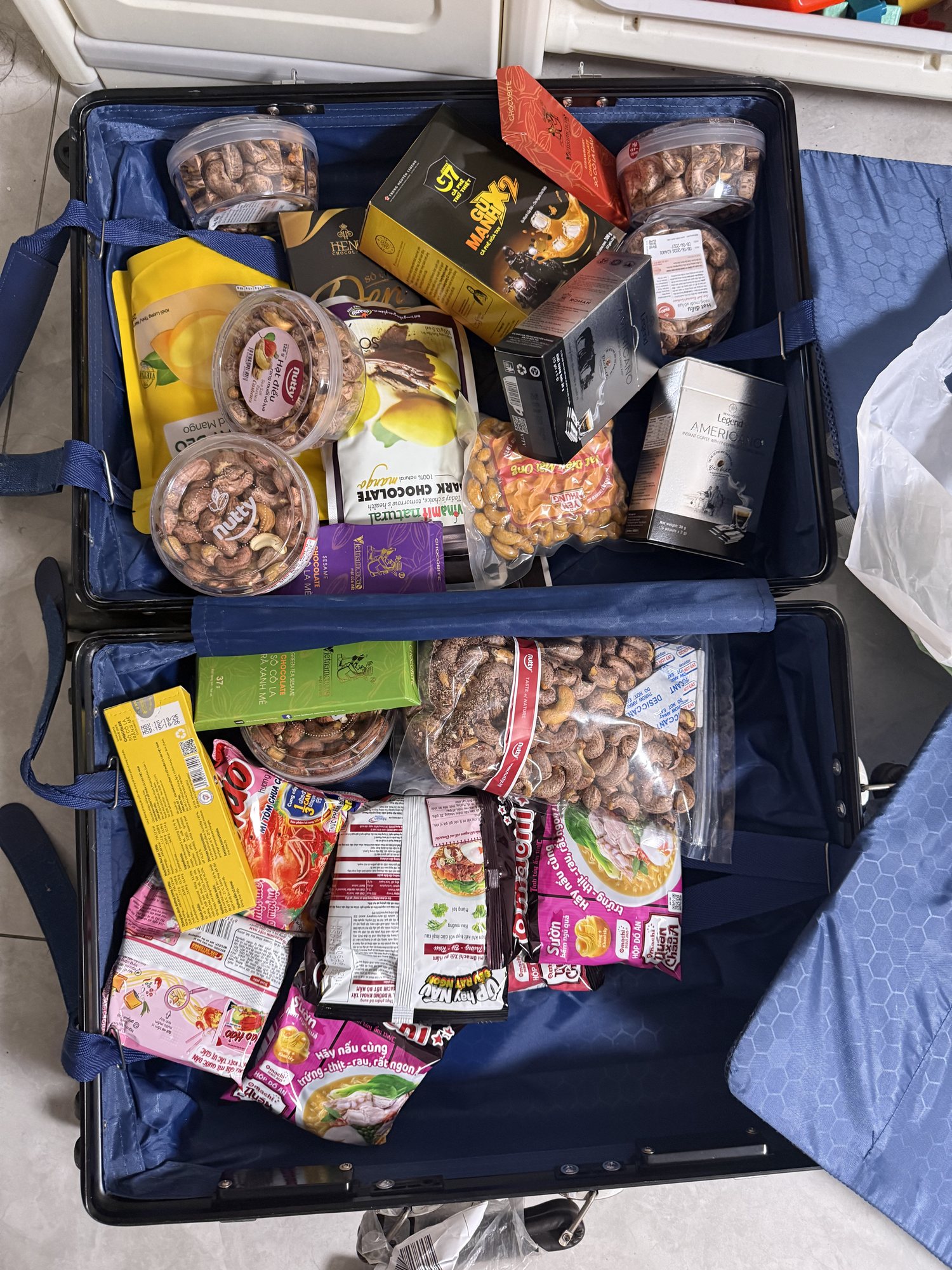 回家后打开的行李箱，里面装着越南伴手礼